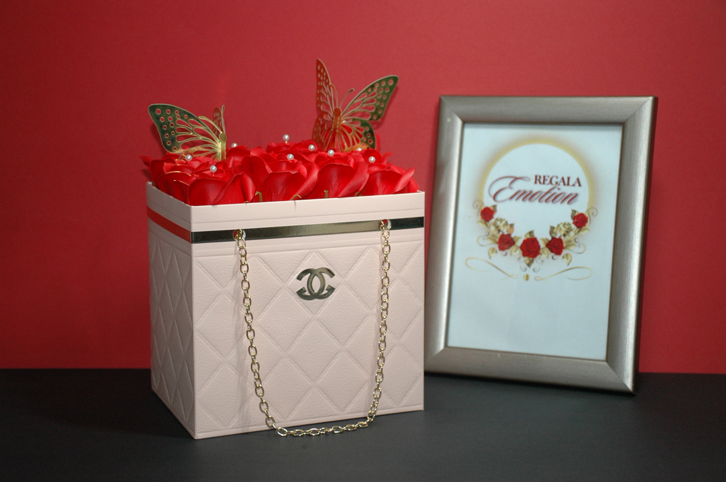 regala emotion . tienda online españa de regalos, detalles bonitos, arreglos florales y personalizables. rosas eternas con chocolates ferrero rocher, kinder, raffaello, lidt. el regalo para cualquier ocasion con varios colores. entraga toda españa y europa. tienda online en amazon en redes sociales 