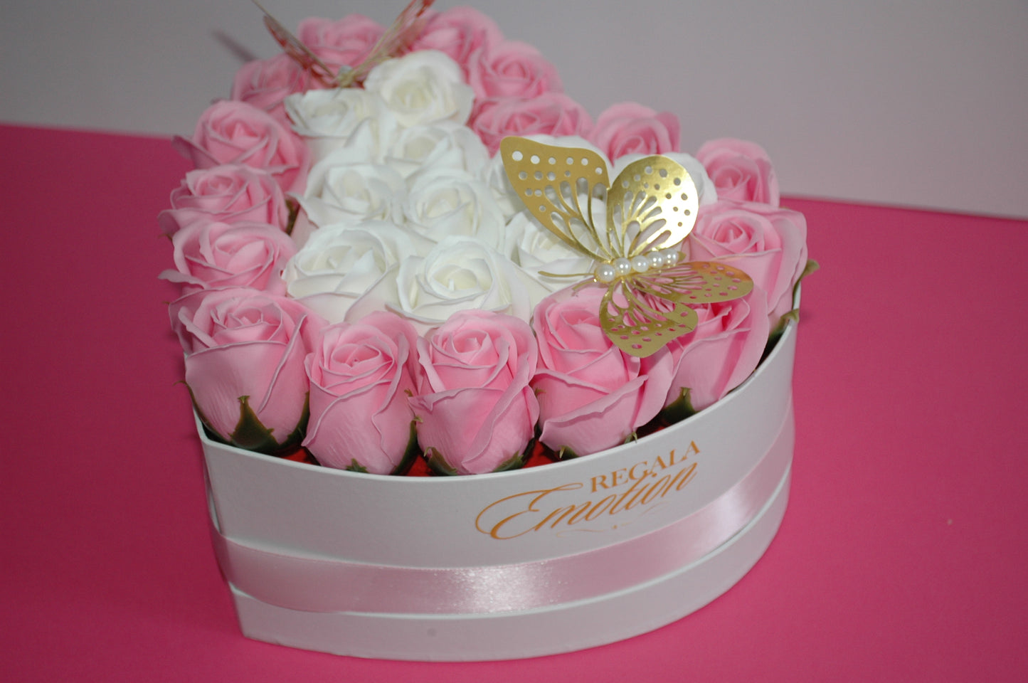 regala emotion . tienda online españa de regalos, detalles bonitos, arreglos florales y personalizables. rosas eternas con chocolates ferrero rocher, kinder, raffaello, lidt. el regalo para cualquier ocasion con varios colores. entraga toda españa y europa. tienda online en amazon en redes sociales 