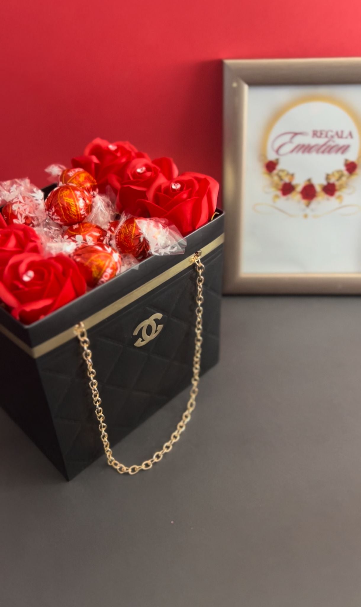 regala emotion . tienda online españa de regalos, detalles bonitos, arreglos florales y personalizables. rosas eternas con chocolates ferrero rocher, kinder, raffaello, lidt. el regalo para cualquier ocasion con varios colores. entraga toda españa y europa. tienda online en amazon en redes sociales 