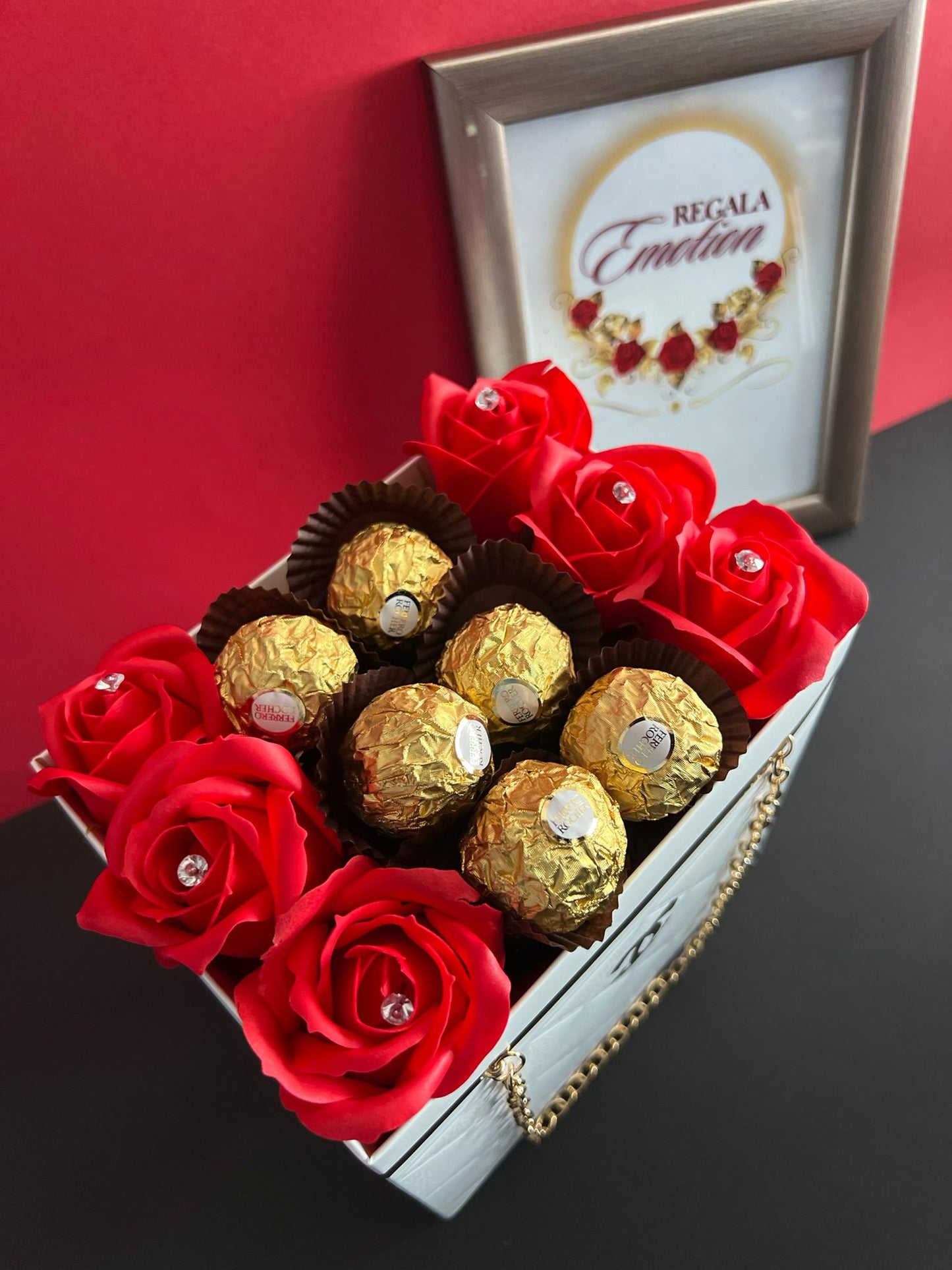 regala emotion . tienda online españa de regalos, detalles bonitos, arreglos florales y personalizables. rosas eternas con chocolates ferrero rocher, kinder, raffaello, lidt. el regalo para cualquier ocasion con varios colores. entraga toda españa y europa. tienda online en amazon en redes sociales 