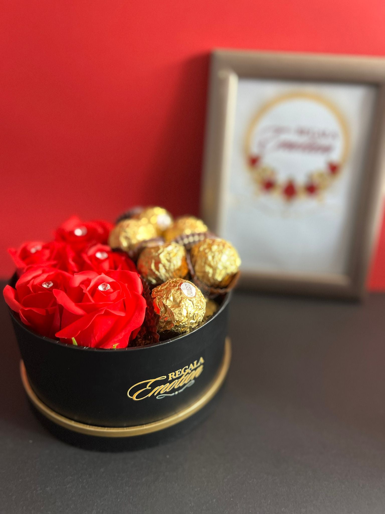 regala emotion . tienda online españa de regalos, detalles bonitos, arreglos florales y personalizables. rosas eternas con chocolates ferrero rocher, kinder, raffaello, lidt. el regalo para cualquier ocasion con varios colores. entraga toda españa y europa. tienda online en amazon en redes sociales 