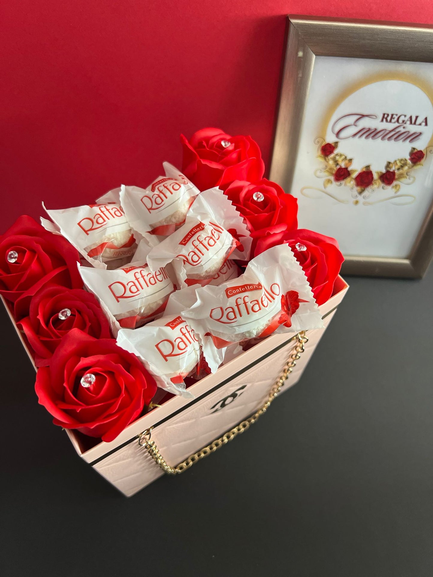 regala emotion . tienda online españa de regalos, detalles bonitos, arreglos florales y personalizables. rosas eternas con chocolates ferrero rocher, kinder, raffaello, lidt. el regalo para cualquier ocasion con varios colores. entraga toda españa y europa. tienda online en amazon en redes sociales 