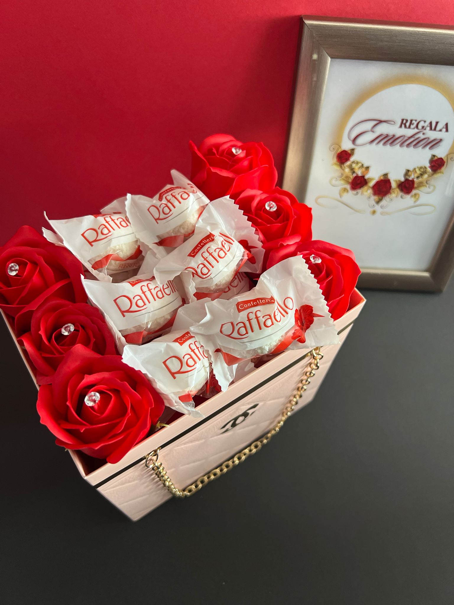 regala emotion . tienda online españa de regalos, detalles bonitos, arreglos florales y personalizables. rosas eternas con chocolates ferrero rocher, kinder, raffaello, lidt. el regalo para cualquier ocasion con varios colores. entraga toda españa y europa. tienda online en amazon en redes sociales 