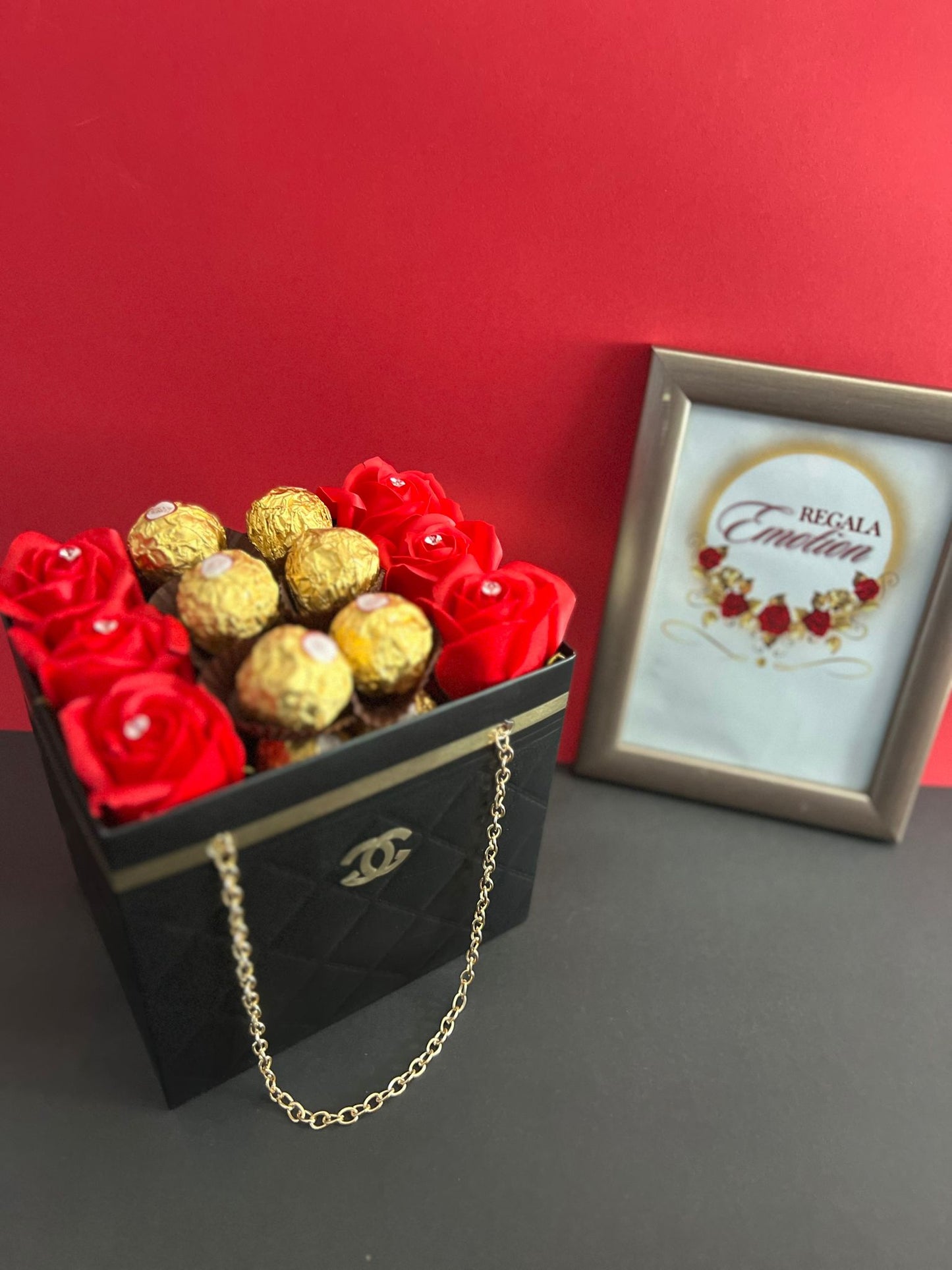 regala emotion . tienda online españa de regalos, detalles bonitos, arreglos florales y personalizables. rosas eternas con chocolates ferrero rocher, kinder, raffaello, lidt. el regalo para cualquier ocasion con varios colores. entraga toda españa y europa. tienda online en amazon en redes sociales 