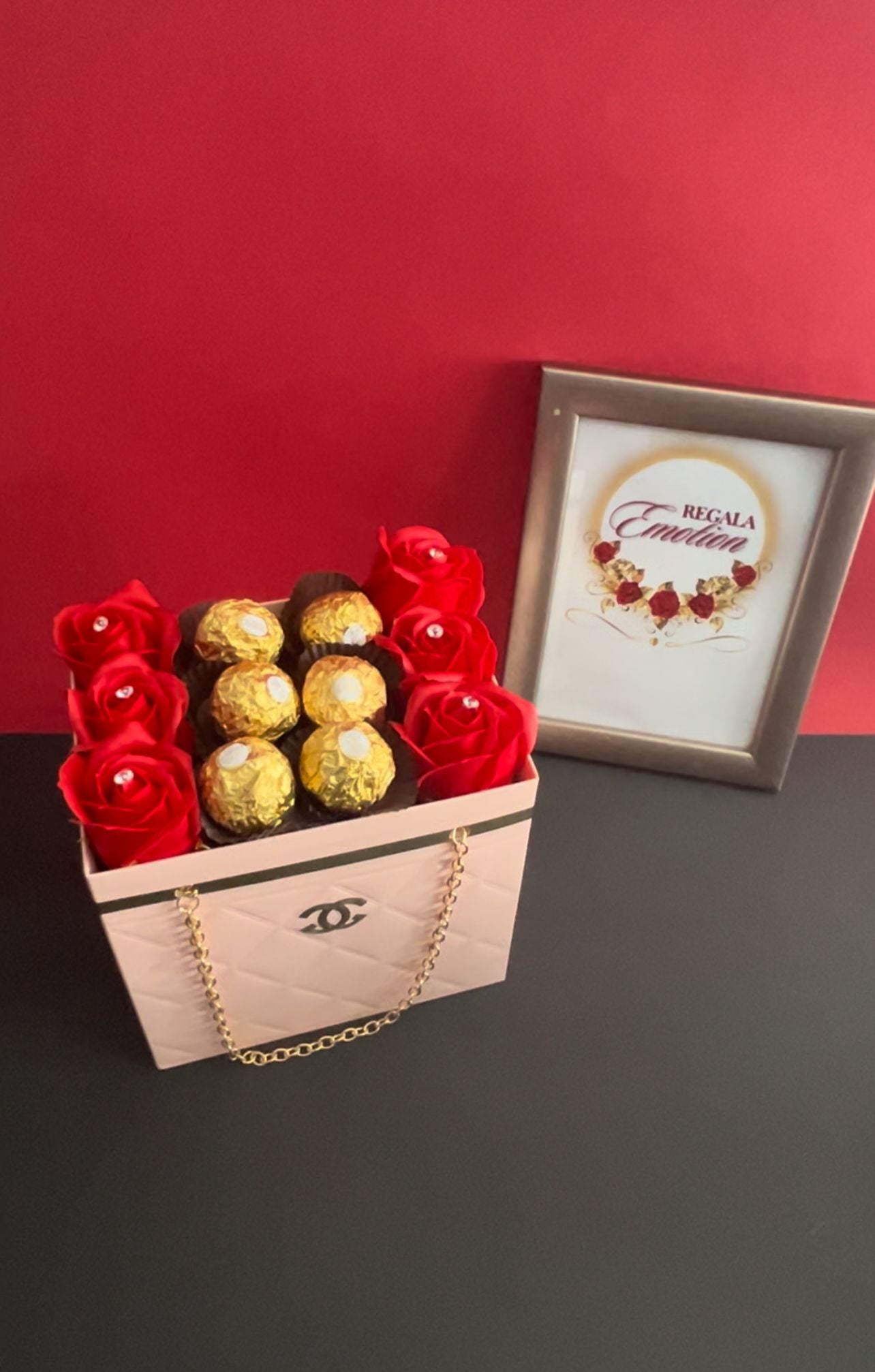 regala emotion . tienda online españa de regalos, detalles bonitos, arreglos florales y personalizables. rosas eternas con chocolates ferrero rocher, kinder, raffaello, lidt. el regalo para cualquier ocasion con varios colores. entraga toda españa y europa. tienda online en amazon en redes sociales 