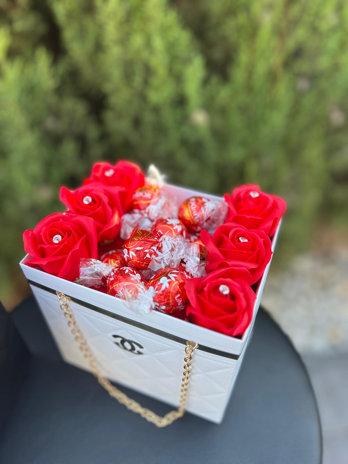 regala emotion . tienda online españa de regalos, detalles bonitos, arreglos florales y personalizables. rosas eternas con chocolates ferrero rocher, kinder, raffaello, lidt. el regalo para cualquier ocasion con varios colores. entraga toda españa y europa. tienda online en amazon en redes sociales 