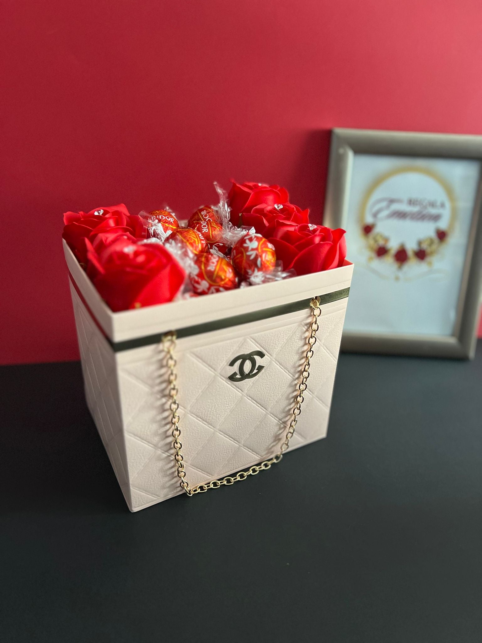 regala emotion . tienda online españa de regalos, detalles bonitos, arreglos florales y personalizables. rosas eternas con chocolates ferrero rocher, kinder, raffaello, lidt. el regalo para cualquier ocasion con varios colores. entraga toda españa y europa. tienda online en amazon en redes sociales 