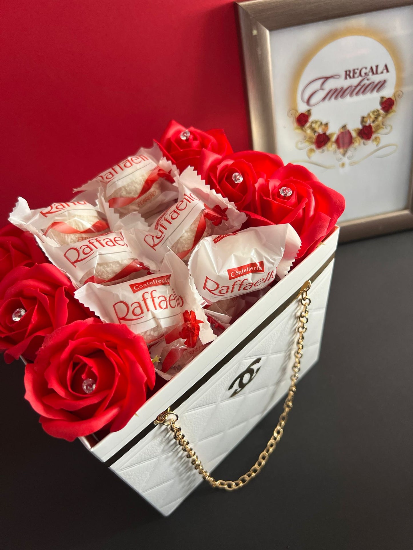 regala emotion . tienda online españa de regalos, detalles bonitos, arreglos florales y personalizables. rosas eternas con chocolates ferrero rocher, kinder, raffaello, lidt. el regalo para cualquier ocasion con varios colores. entraga toda españa y europa. tienda online en amazon en redes sociales 