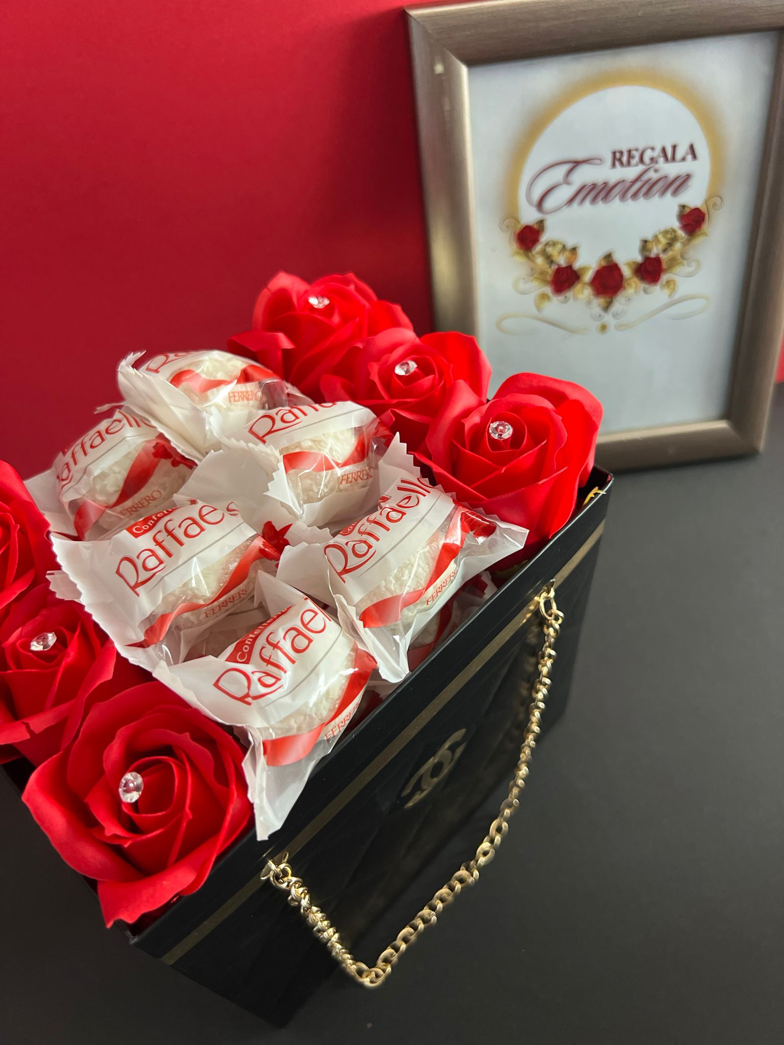 regala emotion . tienda online españa de regalos, detalles bonitos, arreglos florales y personalizables. rosas eternas con chocolates ferrero rocher, kinder, raffaello, lidt. el regalo para cualquier ocasion con varios colores. entraga toda españa y europa. tienda online en amazon en redes sociales 