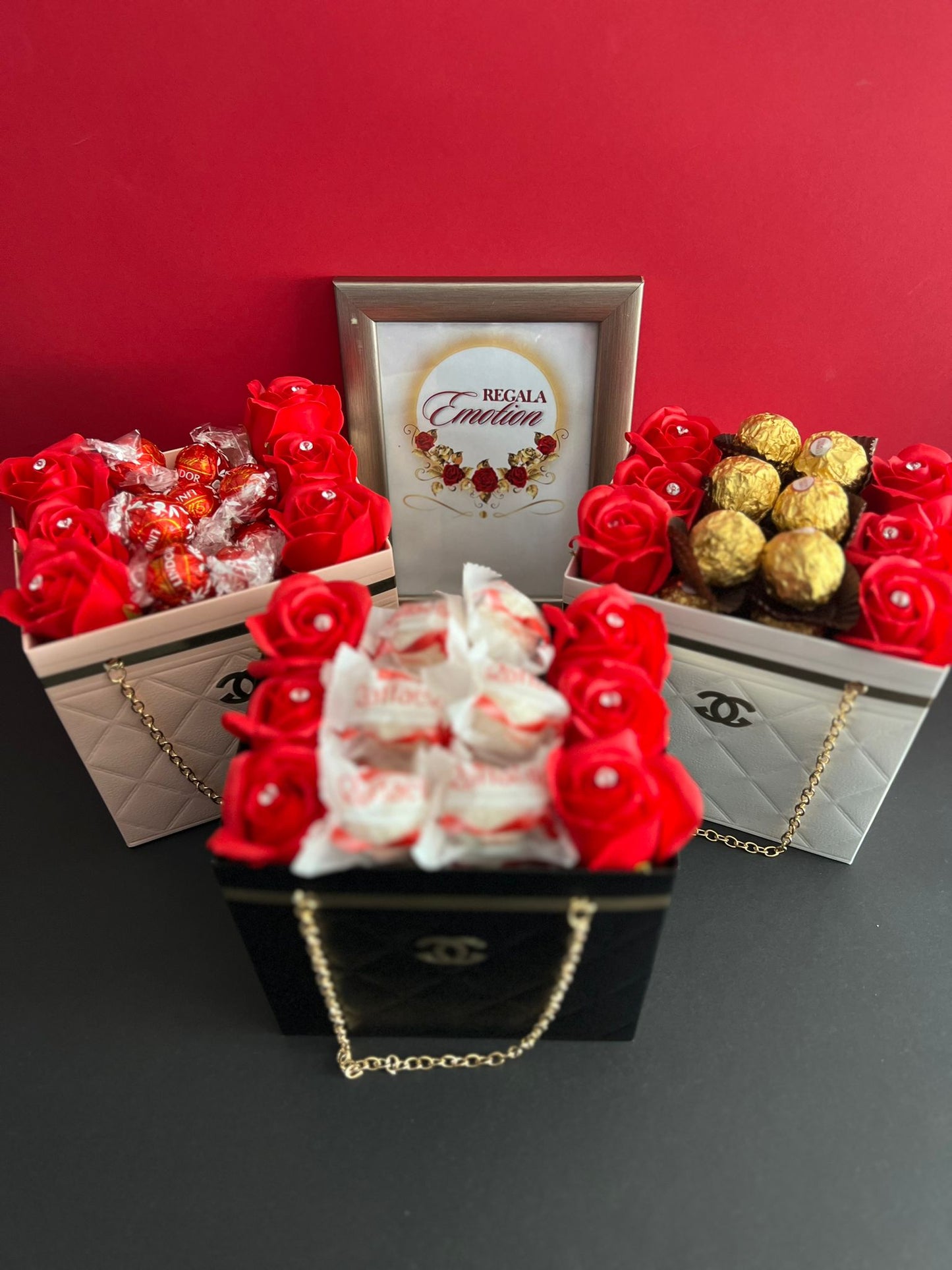 regala emotion . tienda online españa de regalos, detalles bonitos, arreglos florales y personalizables. rosas eternas con chocolates ferrero rocher, kinder, raffaello, lidt. el regalo para cualquier ocasion con varios colores. entraga toda españa y europa. tienda online en amazon en redes sociales 