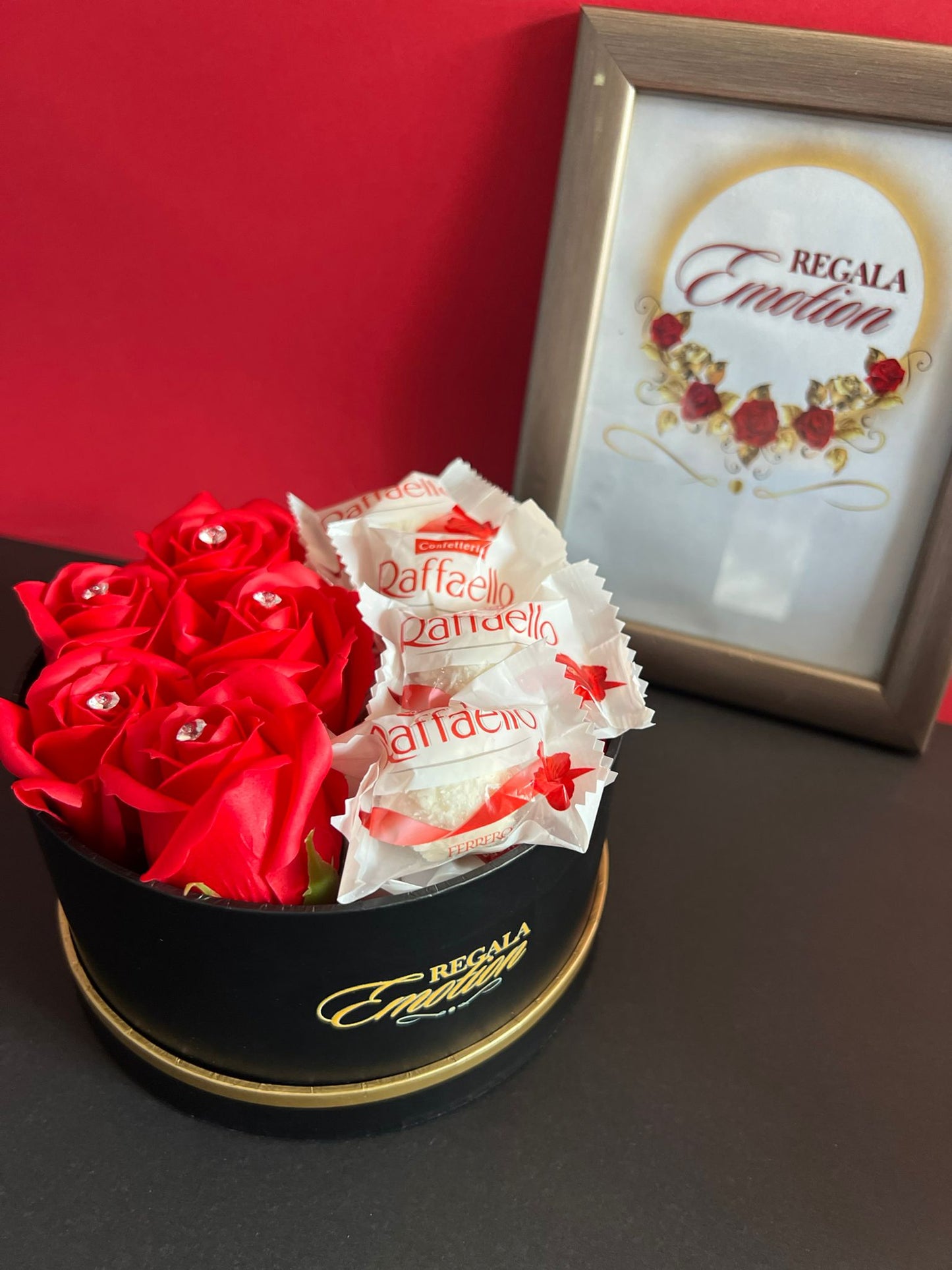 regala emotion . tienda online españa de regalos, detalles bonitos, arreglos florales y personalizables. rosas eternas con chocolates ferrero rocher, kinder, raffaello, lidt. el regalo para cualquier ocasion con varios colores. entraga toda españa y europa. tienda online en amazon en redes sociales 