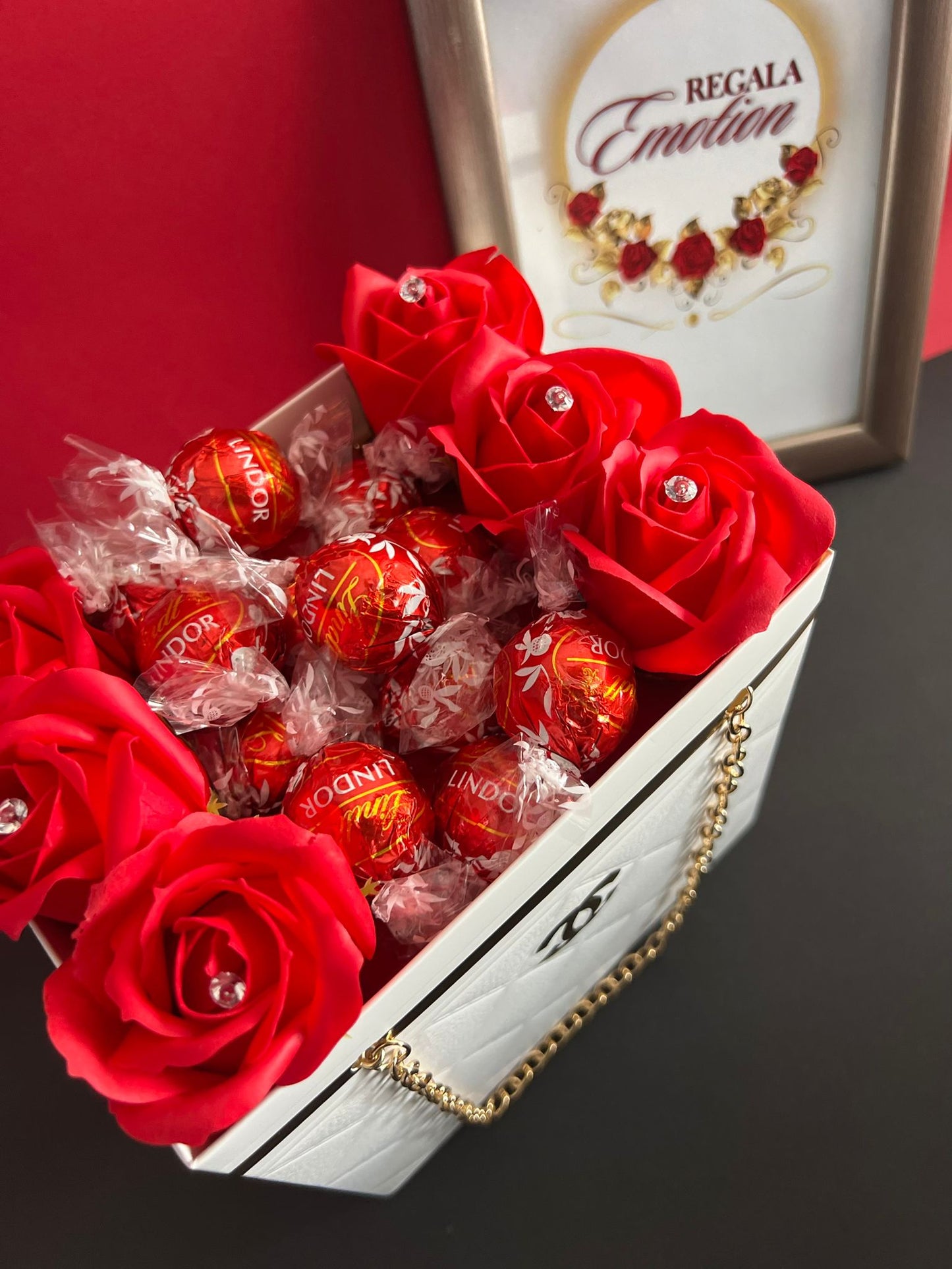 regala emotion . tienda online españa de regalos, detalles bonitos, arreglos florales y personalizables. rosas eternas con chocolates ferrero rocher, kinder, raffaello, lidt. el regalo para cualquier ocasion con varios colores. entraga toda españa y europa. tienda online en amazon en redes sociales 