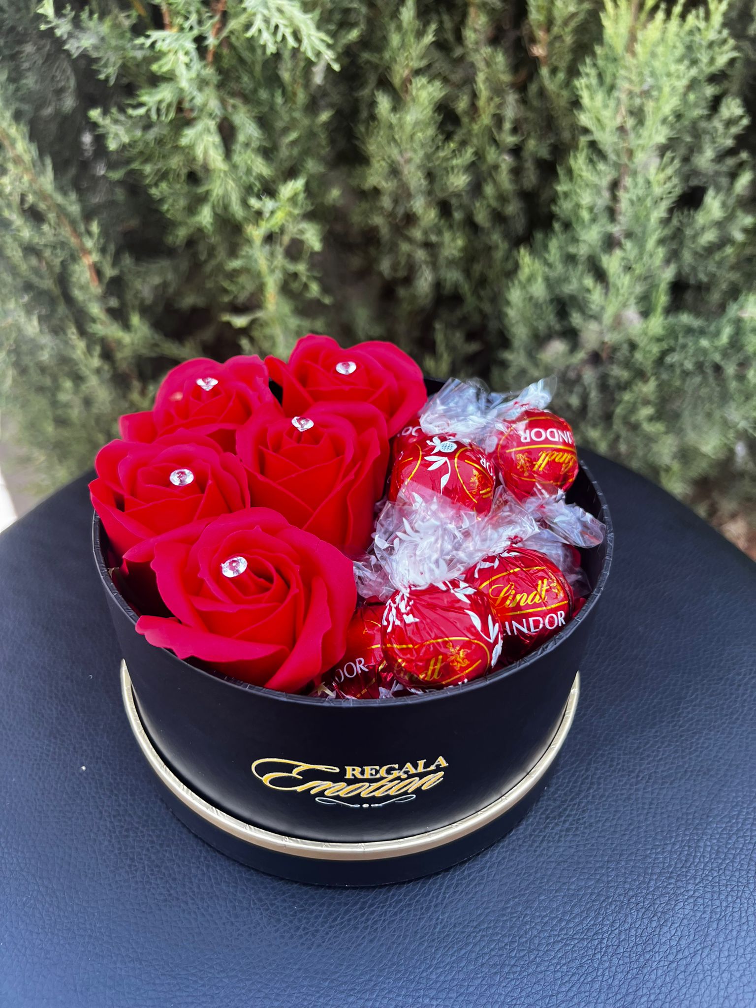 regala emotion . tienda online españa de regalos, detalles bonitos, arreglos florales y personalizables. rosas eternas con chocolates ferrero rocher, kinder, raffaello, lidt. el regalo para cualquier ocasion con varios colores. entraga toda españa y europa. tienda online en amazon en redes sociales 